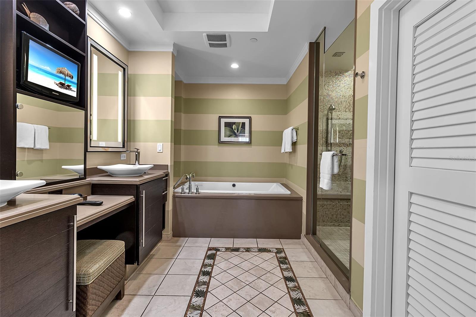 915 SEASIDE DR #310, SARASOTA, FL, 34242