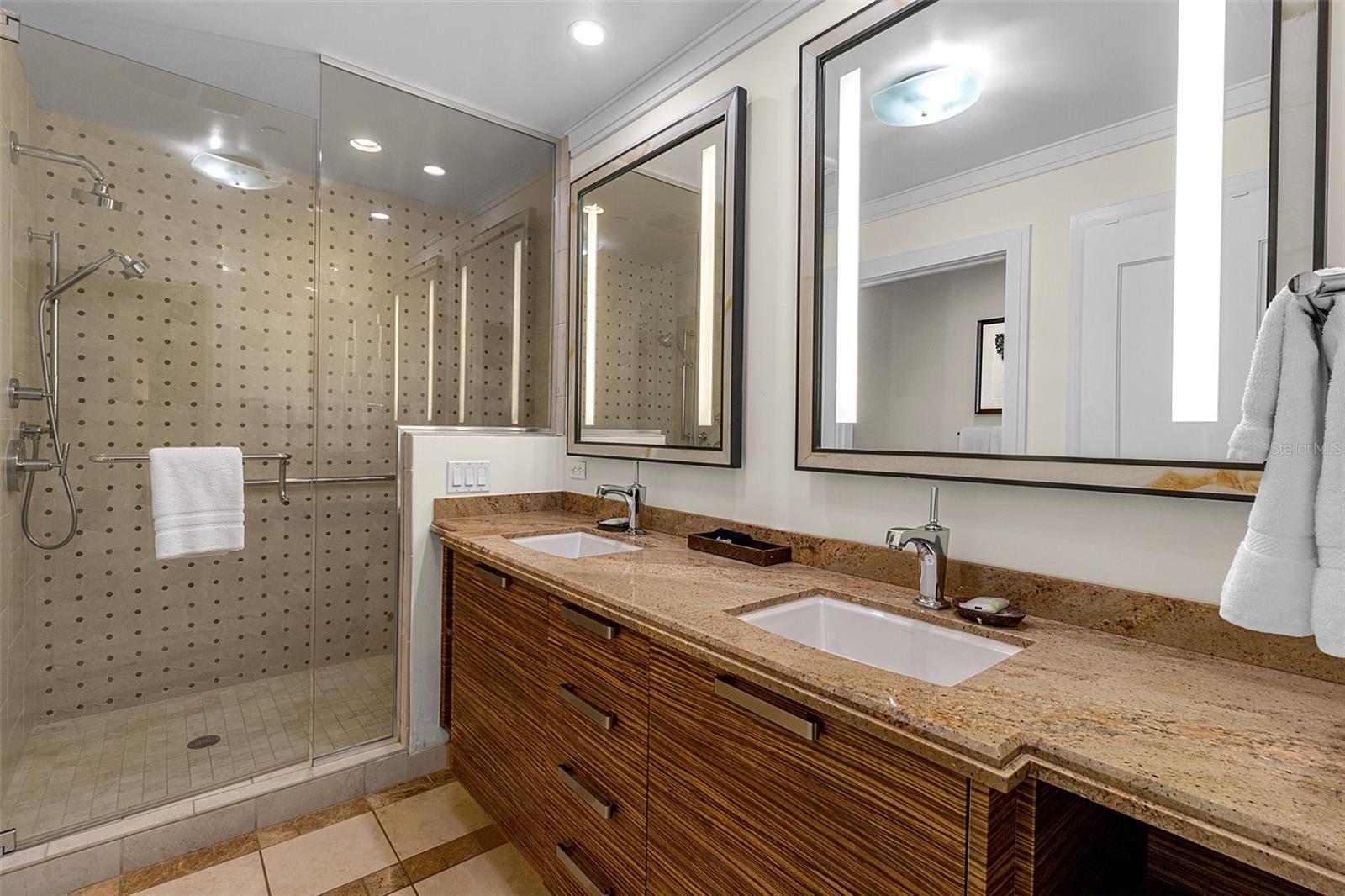 915 SEASIDE DR #310, SARASOTA, FL, 34242
