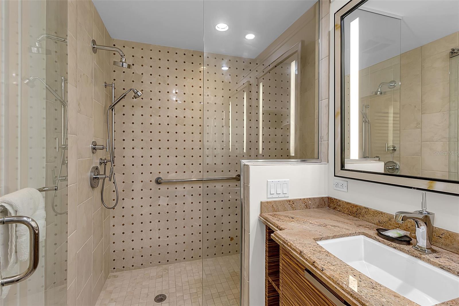 915 SEASIDE DR #310, SARASOTA, FL, 34242