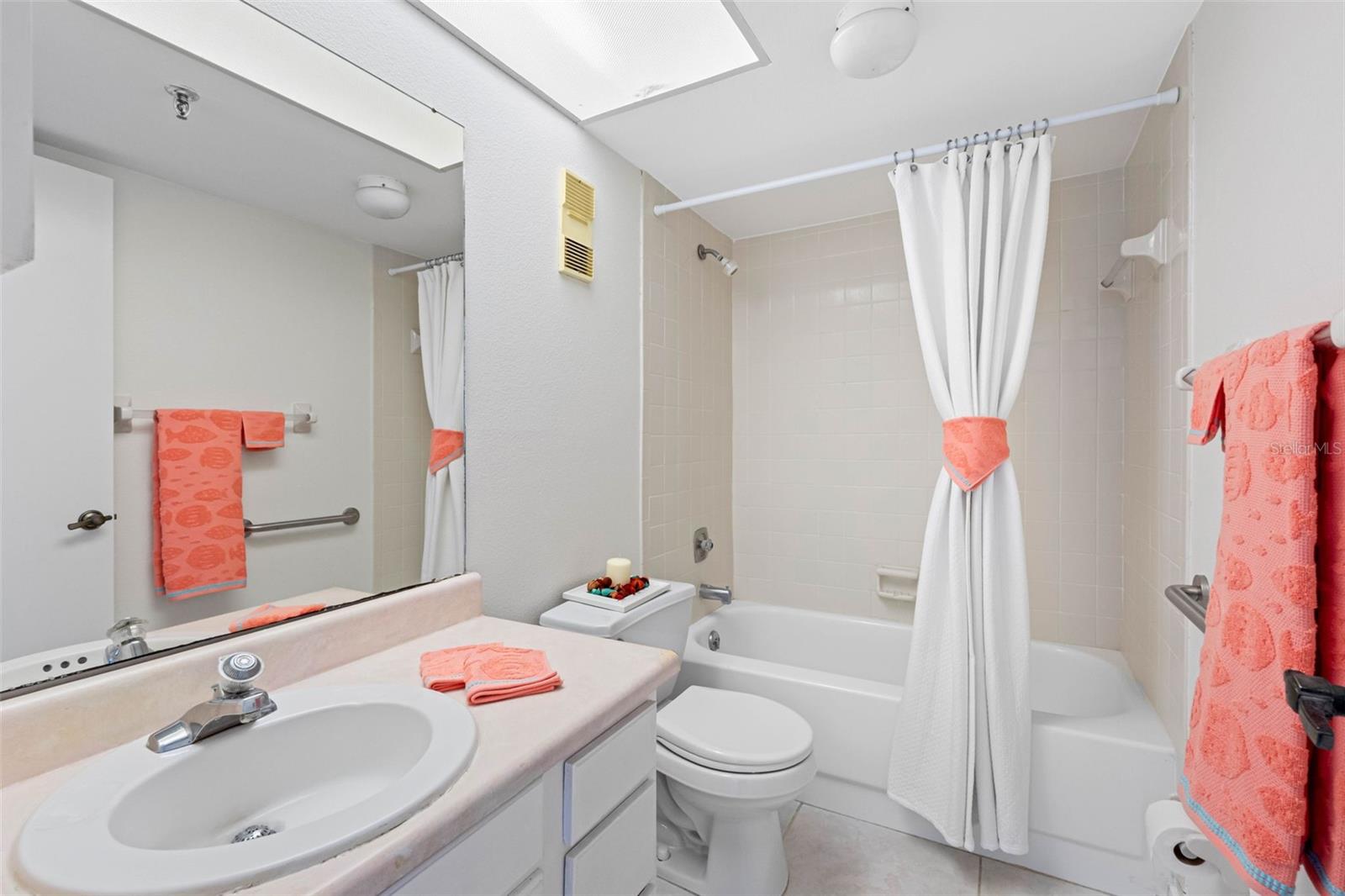 ... Bathroom #2 -Hallway  - 8.9 X 5.. Tub With Shower.. Hallway Bath Services Guest Bedroom & Common Area.