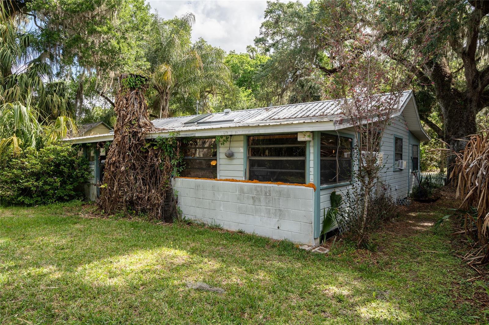 5560 PARK AVE, DE LEON SPRINGS, FL, 32130