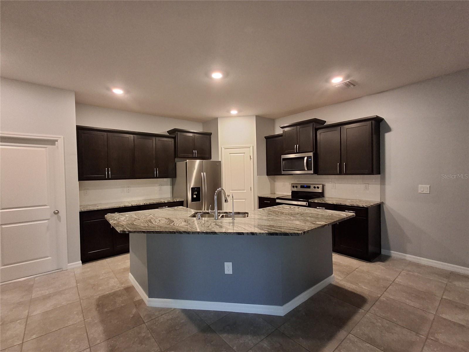 7891 STONEBROOK CIR, WESLEY CHAPEL, FL, 33545