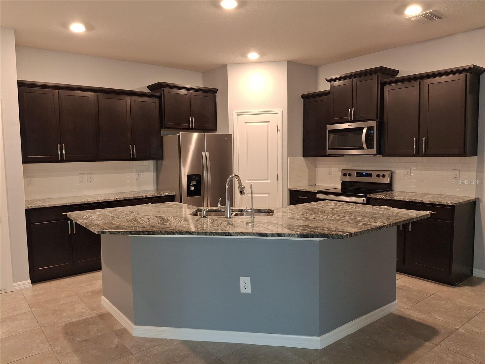 7891 STONEBROOK CIR, WESLEY CHAPEL, FL, 33545