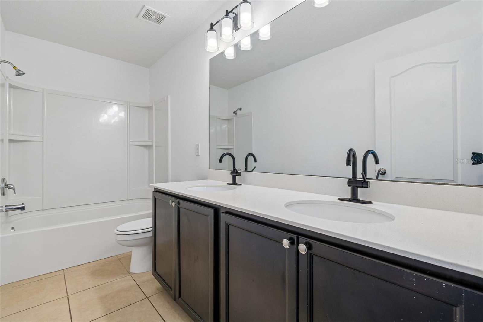 Upstairs Full Bathroom