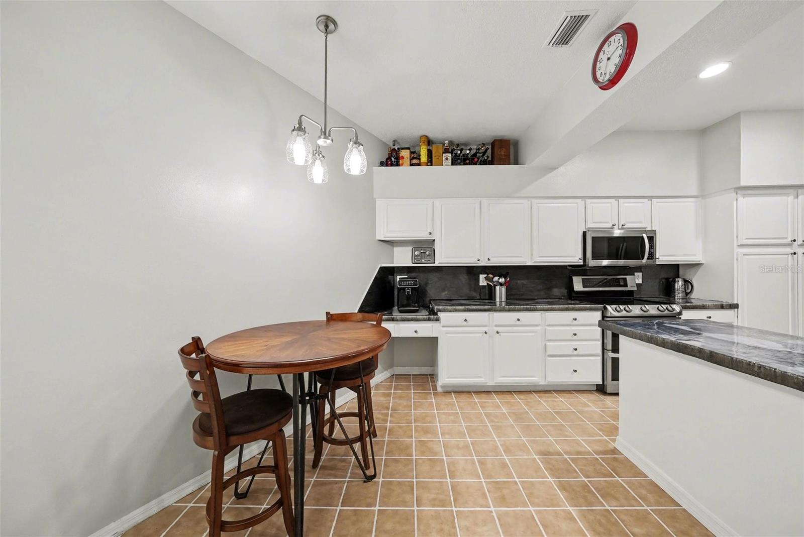 Eat-in kitchen space