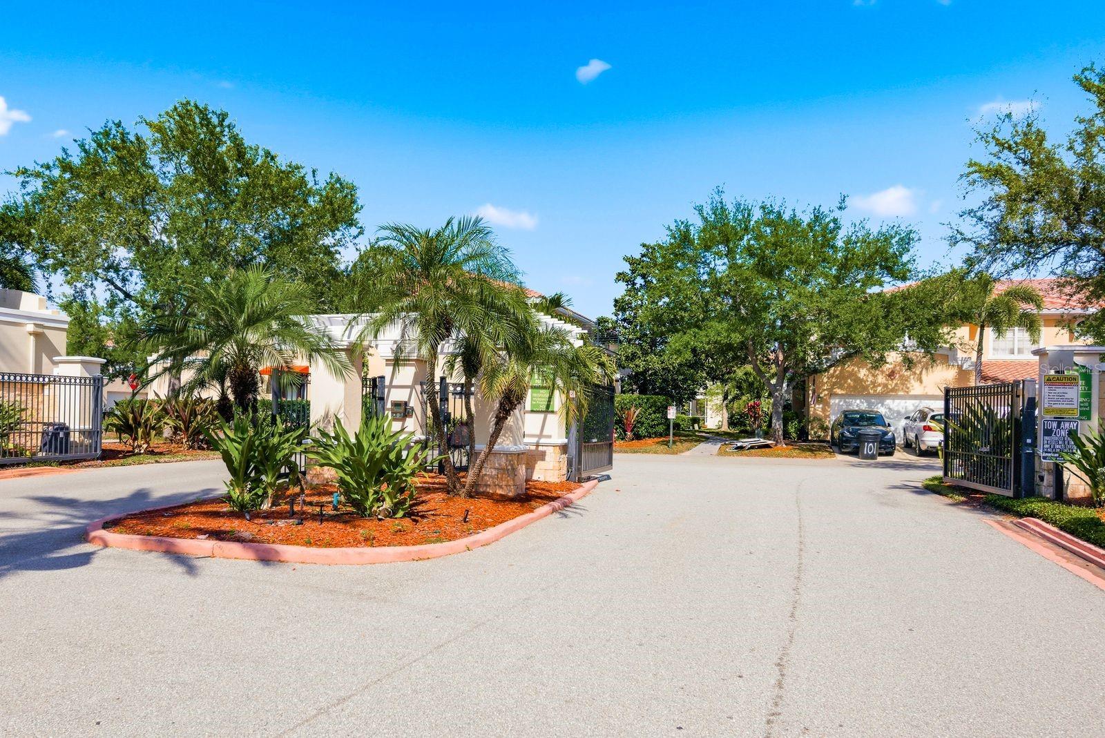 208 VALENCIA CIR, ST PETERSBURG, FL, 33716