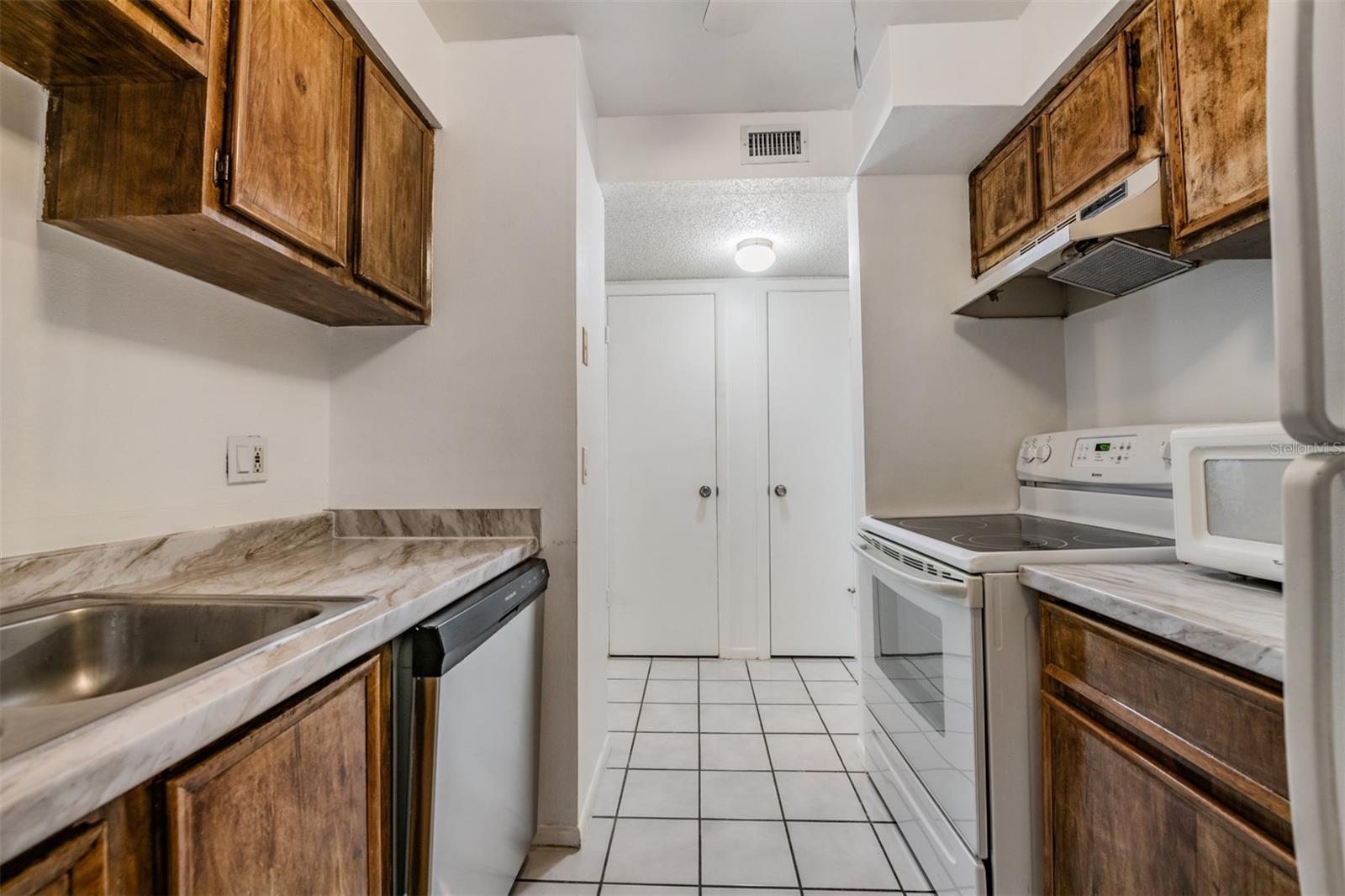 4208 WINDING MOSS TRL #102, TAMPA, FL, 33613