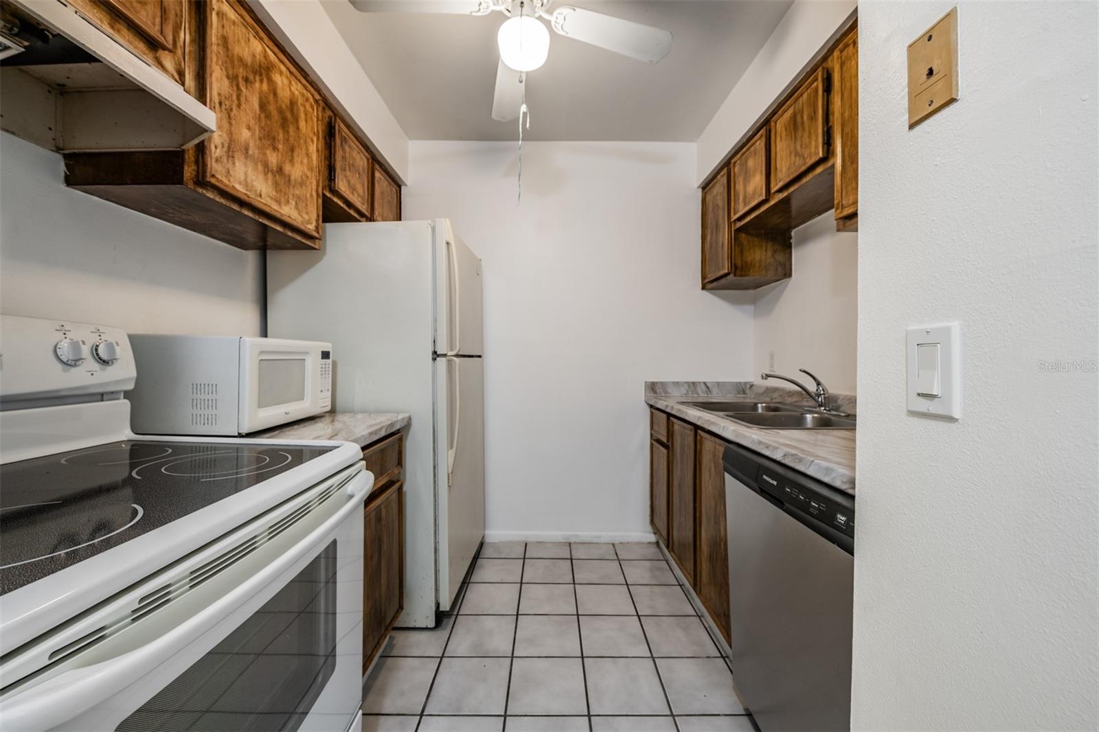 4208 WINDING MOSS TRL #102, TAMPA, FL, 33613