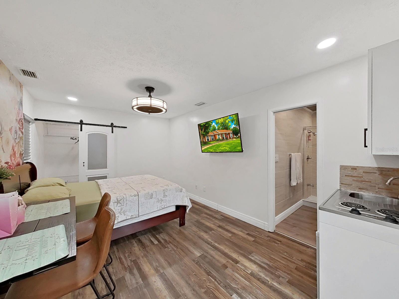 7608 BARRY RD, TAMPA, FL, 33615