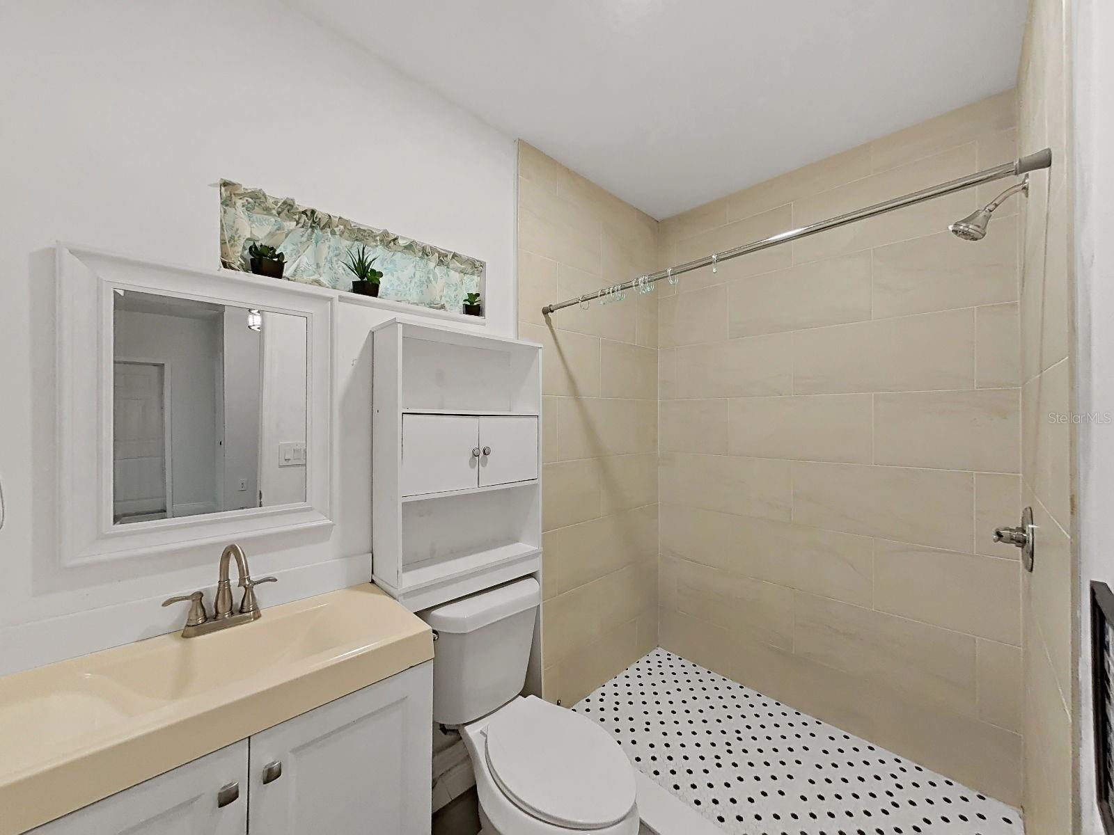 7608 BARRY RD, TAMPA, FL, 33615