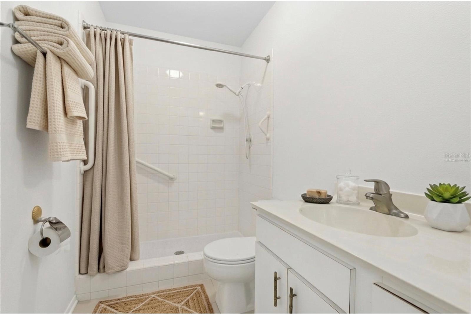 211 LAKEWOOD DR #211, BRADENTON, FL, 34210