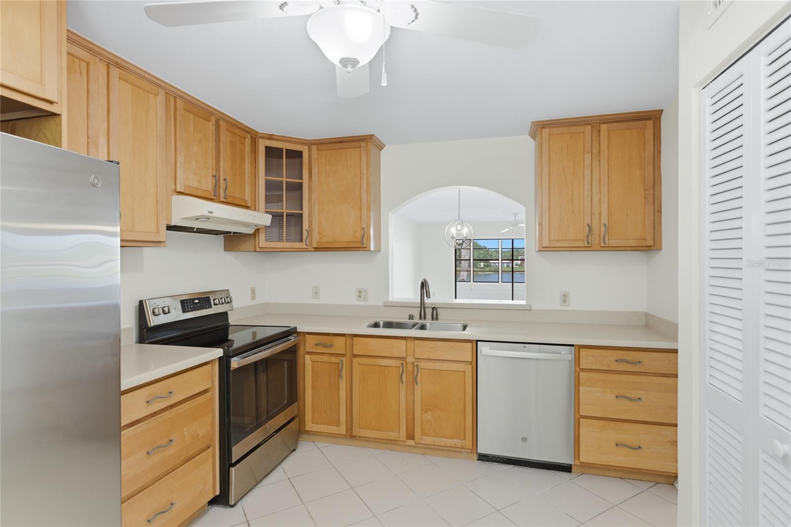 211 LAKEWOOD DR #211, BRADENTON, FL, 34210