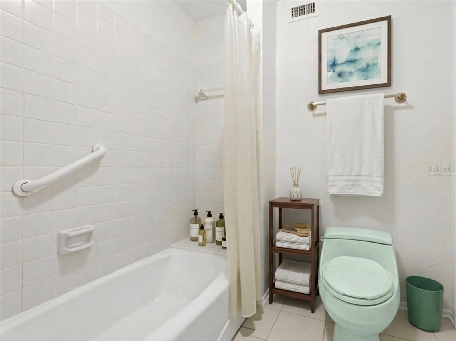 211 LAKEWOOD DR #211, BRADENTON, FL, 34210