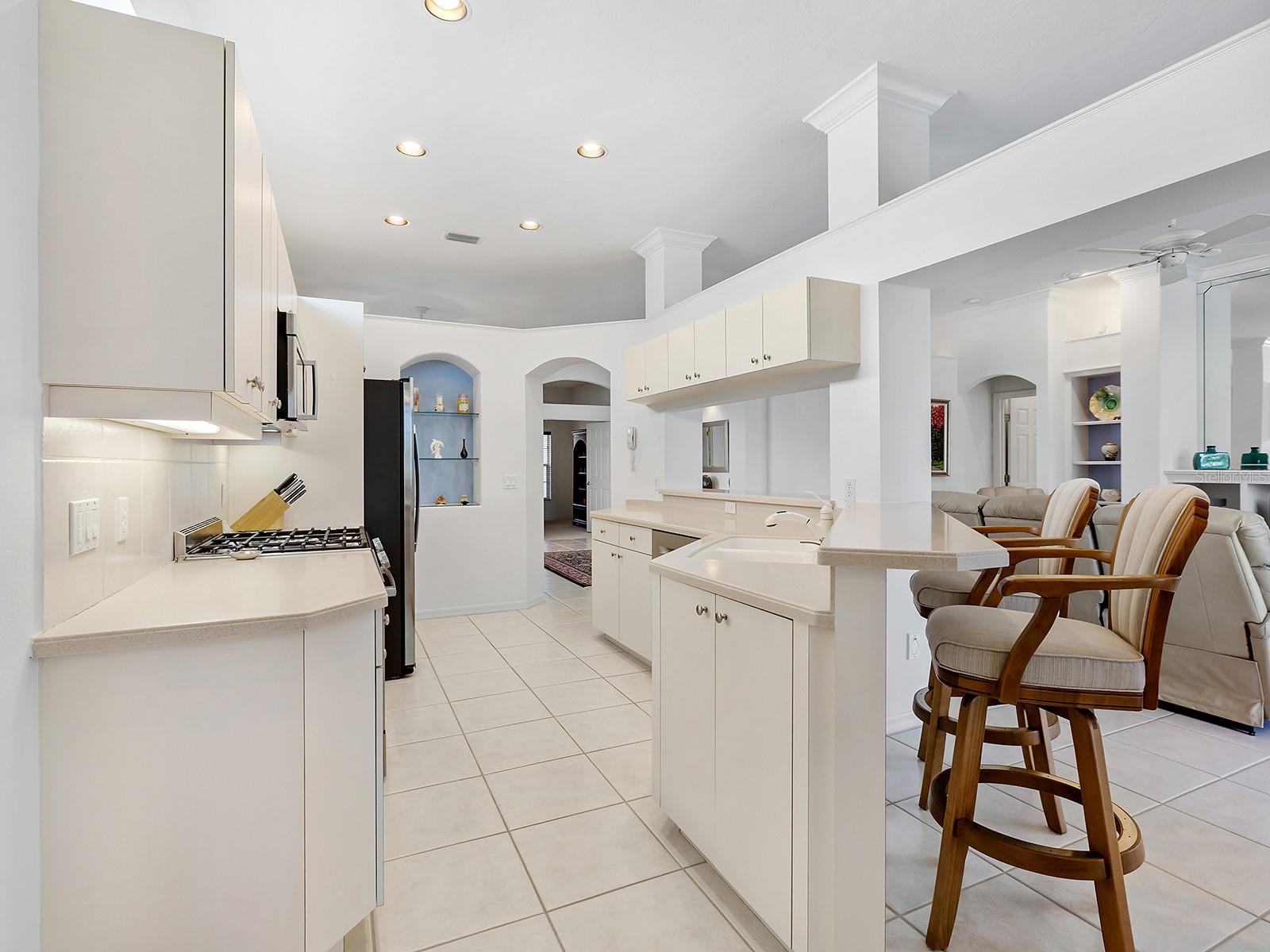 10106 GLENMORE AVE, BRADENTON, FL, 34202