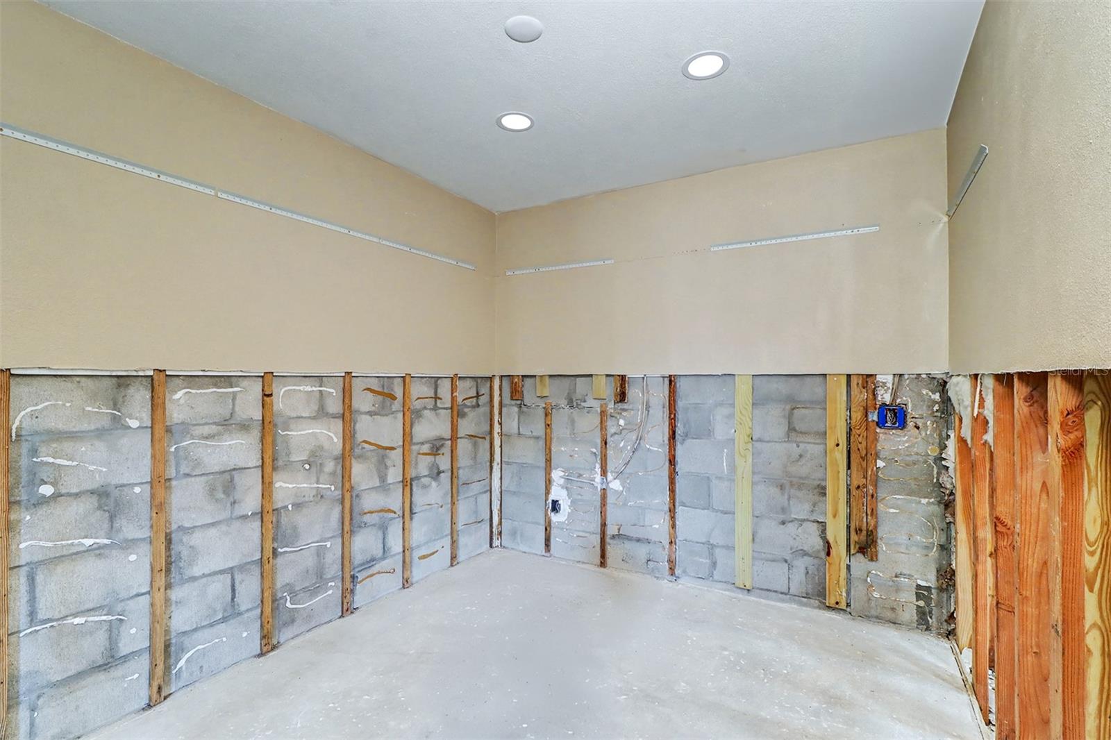 8751 ORIENT WAY NE, ST PETERSBURG, FL, 33702