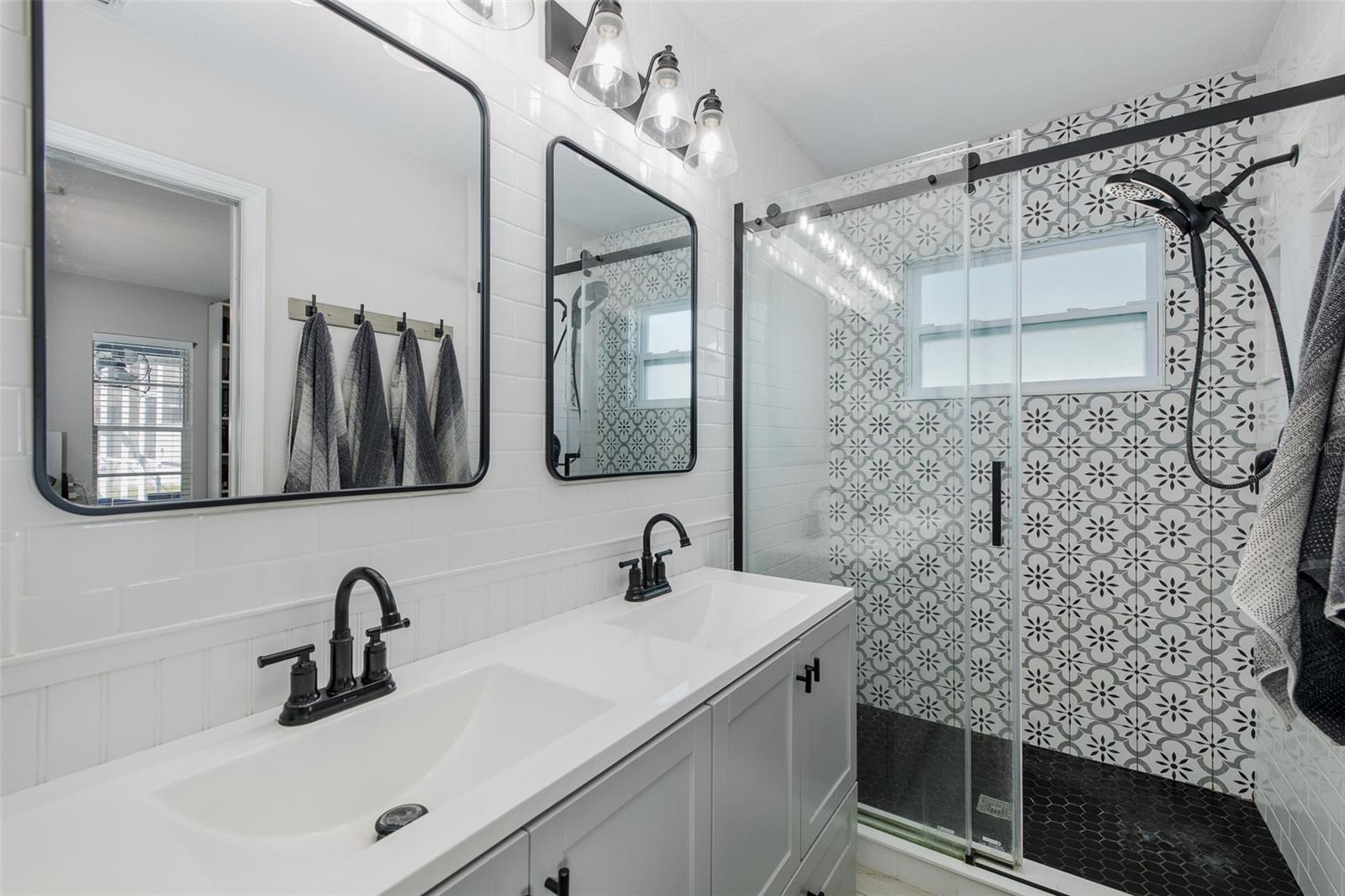 Primary en-suite bath