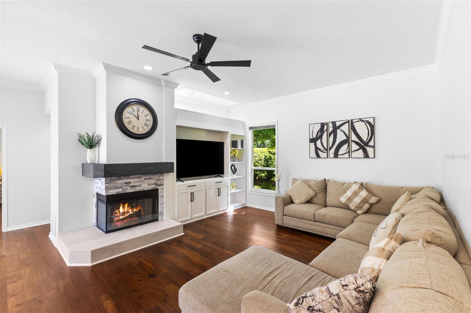 Large Daily Room with Fireplace