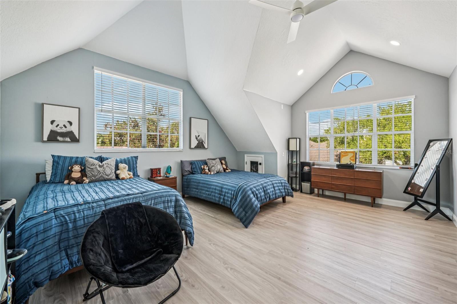 750 SAND PINE DR NE, ST PETERSBURG, FL, 33703