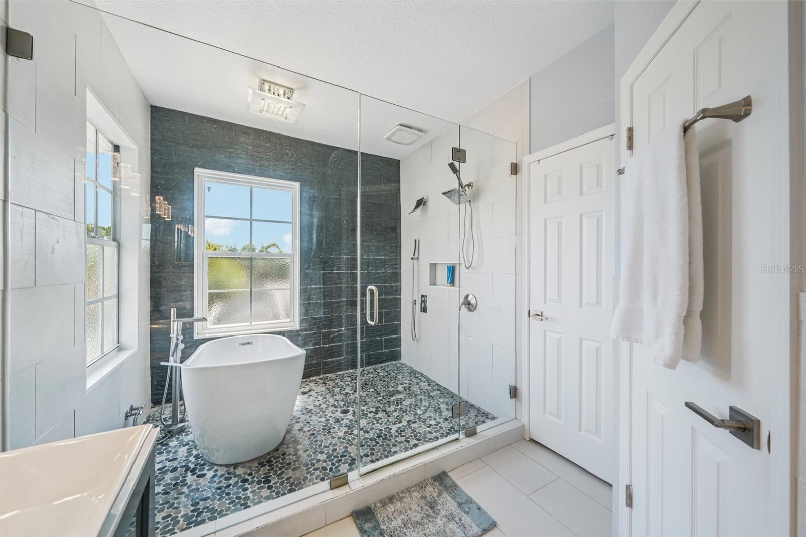 750 SAND PINE DR NE, ST PETERSBURG, FL, 33703