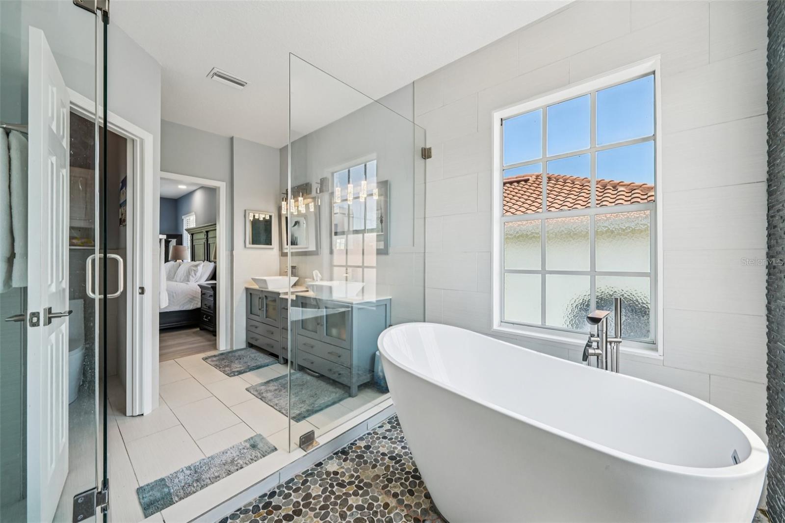 750 SAND PINE DR NE, ST PETERSBURG, FL, 33703