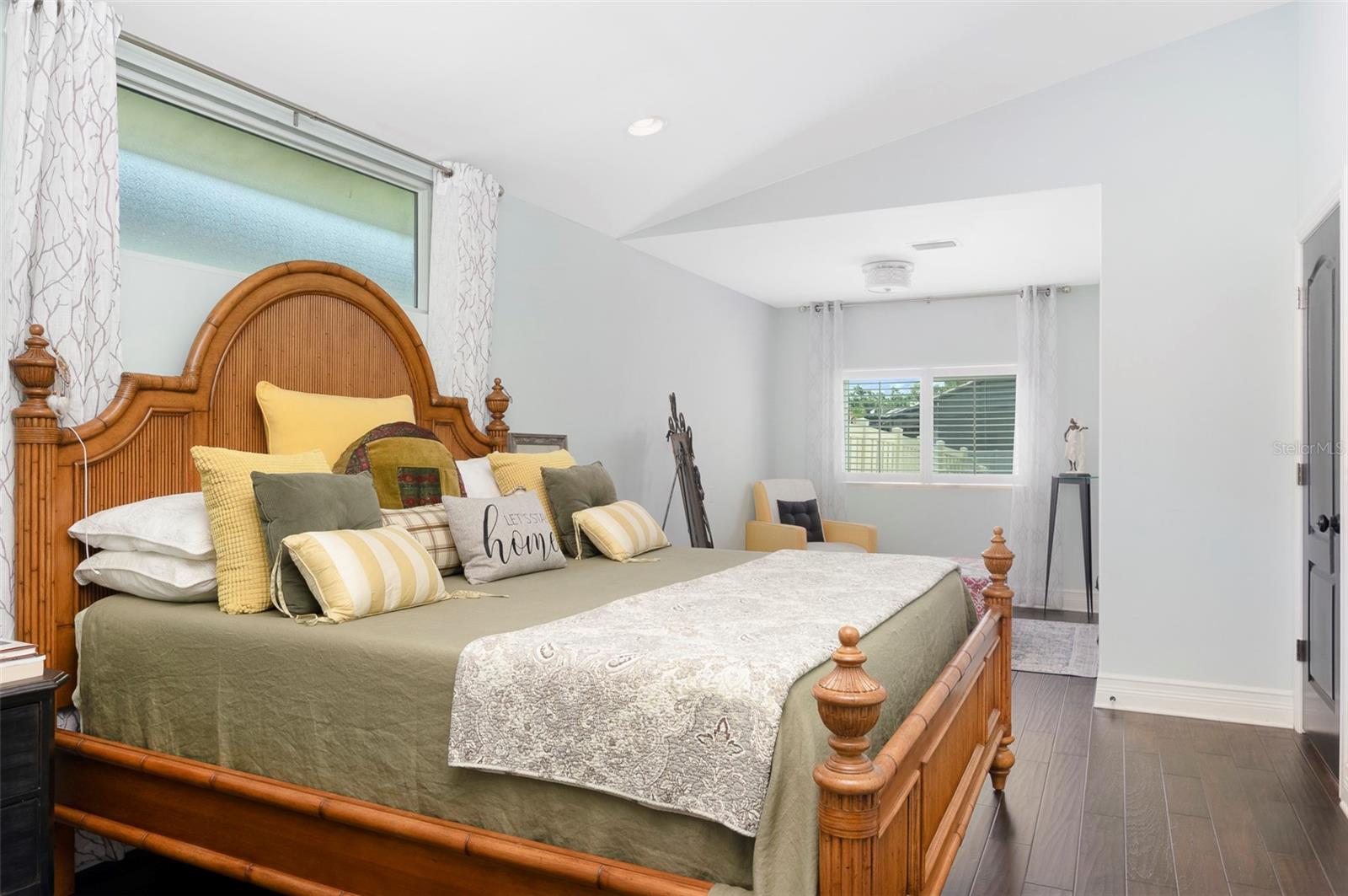 750 WHITE SAND DR NE, ST PETERSBURG, FL, 33703