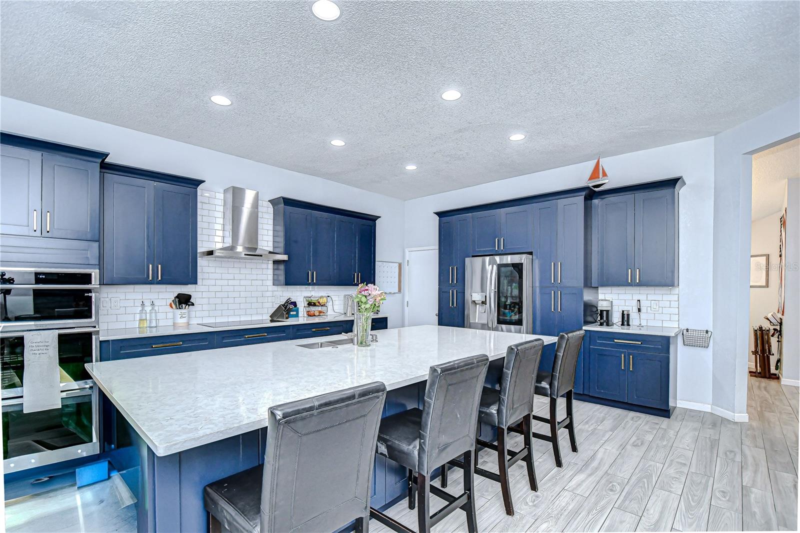 Large island with seating.