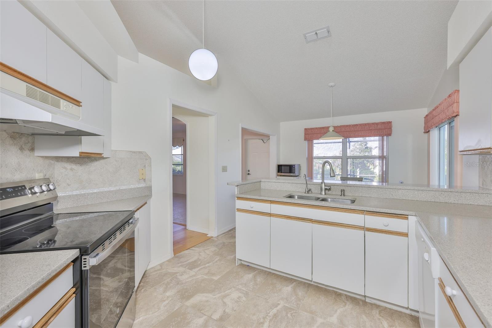 2023 NEW BEDFORD DR, SUN CITY CENTER, FL, 33573