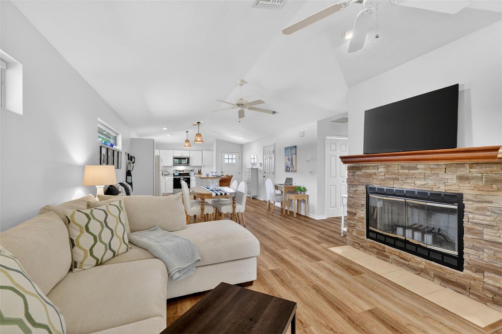 1984 GOLDEN PALM CIR, TAVARES, FL, 32778