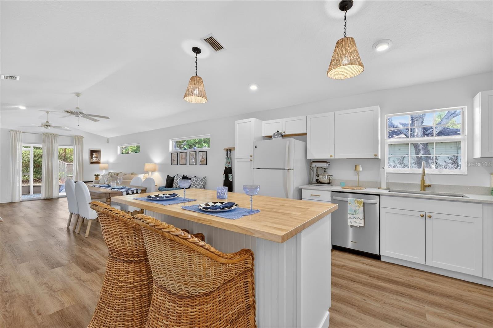 1984 GOLDEN PALM CIR, TAVARES, FL, 32778