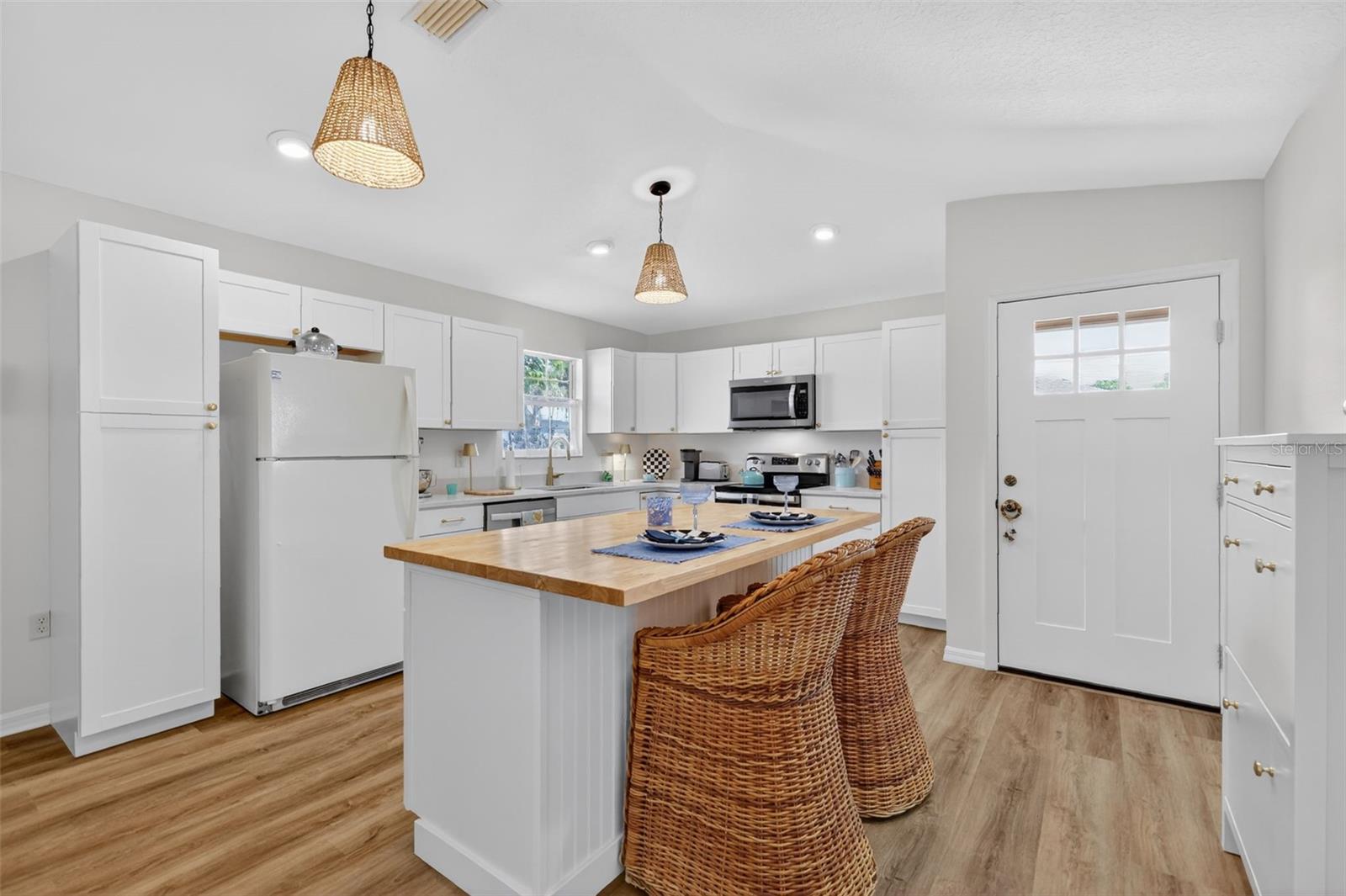 1984 GOLDEN PALM CIR, TAVARES, FL, 32778