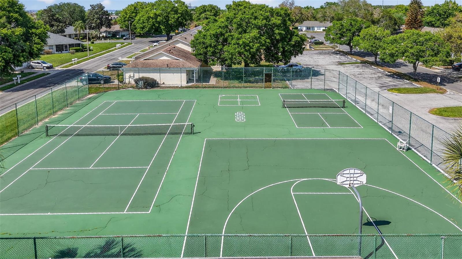 1984 GOLDEN PALM CIR, TAVARES, FL, 32778