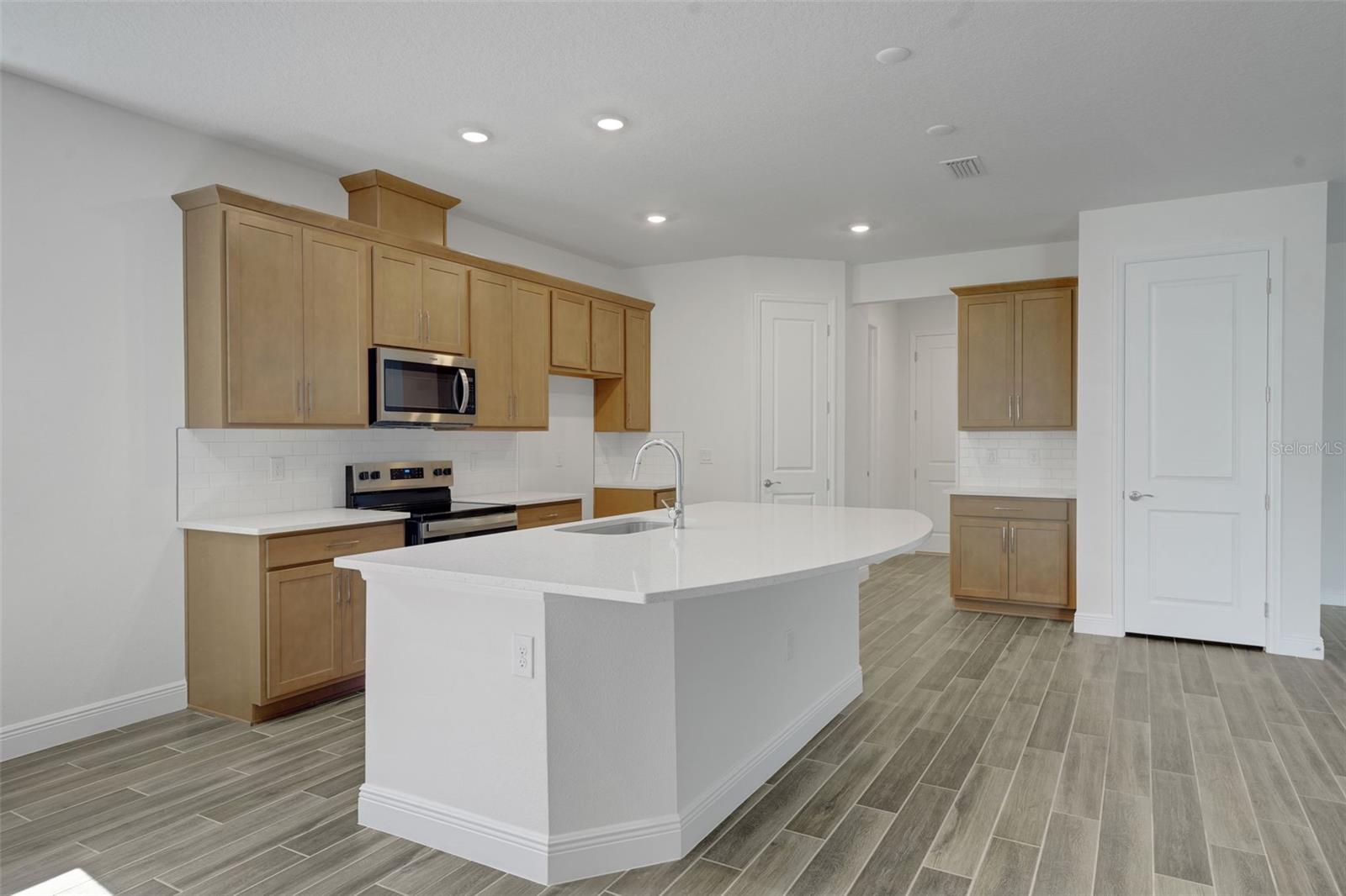 17527 VALLEYWOOD PKWY, LAND O LAKES, FL, 34638