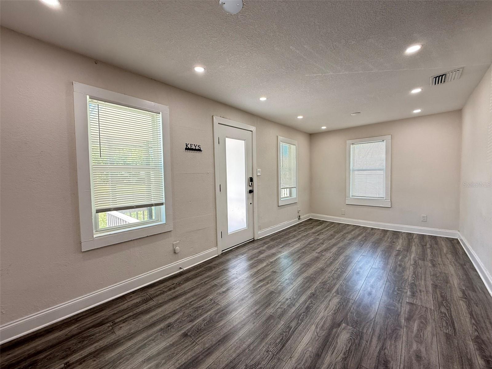 8027 N NEWPORT AVE, TAMPA, FL, 33604