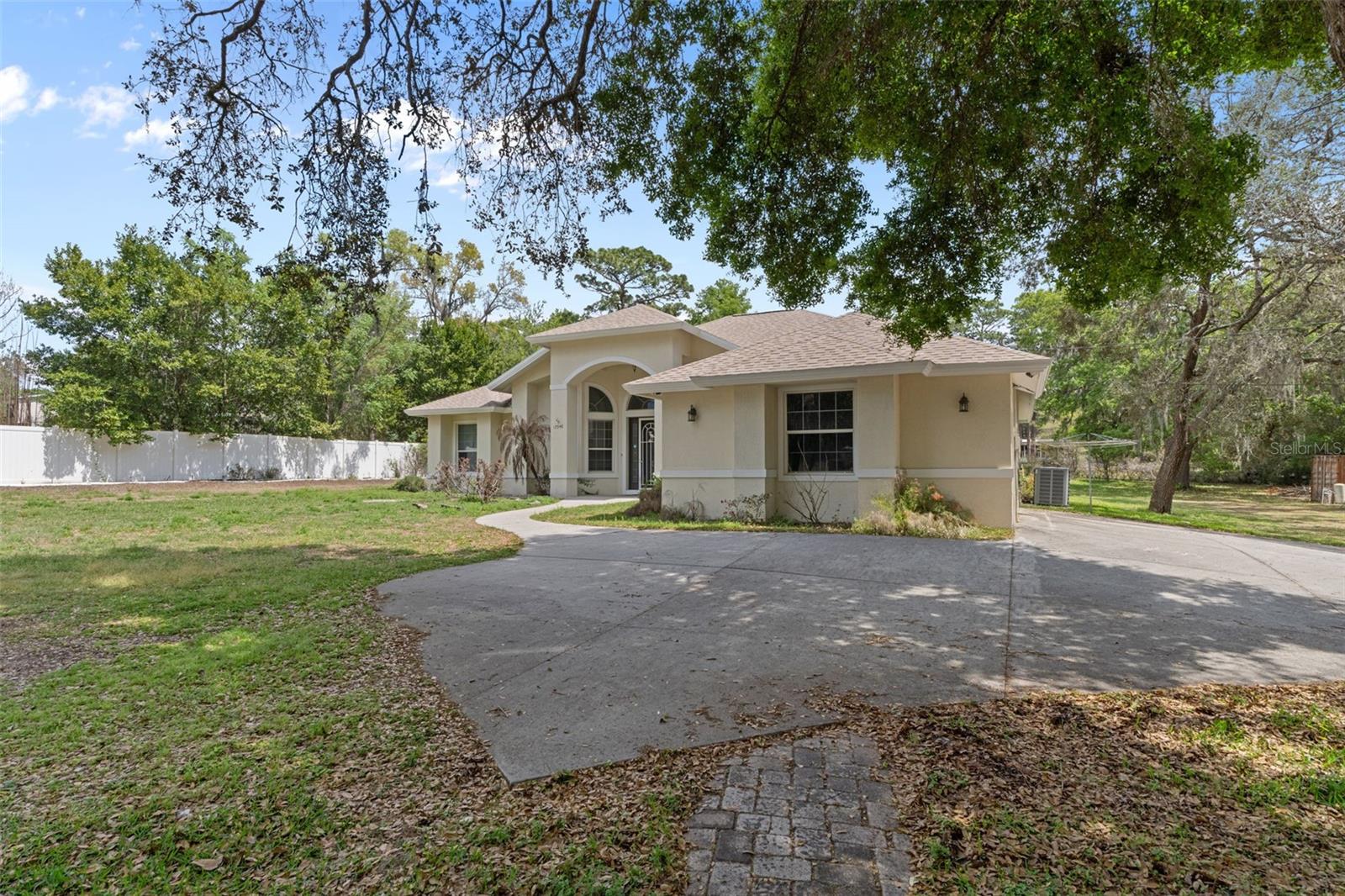 There is a Side Pull In Garage with a driveway