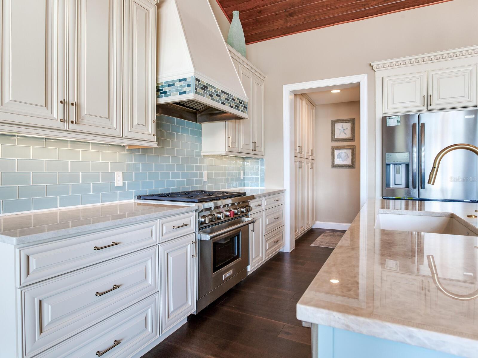 31 N PINE CIR, BELLEAIR, FL, 33756