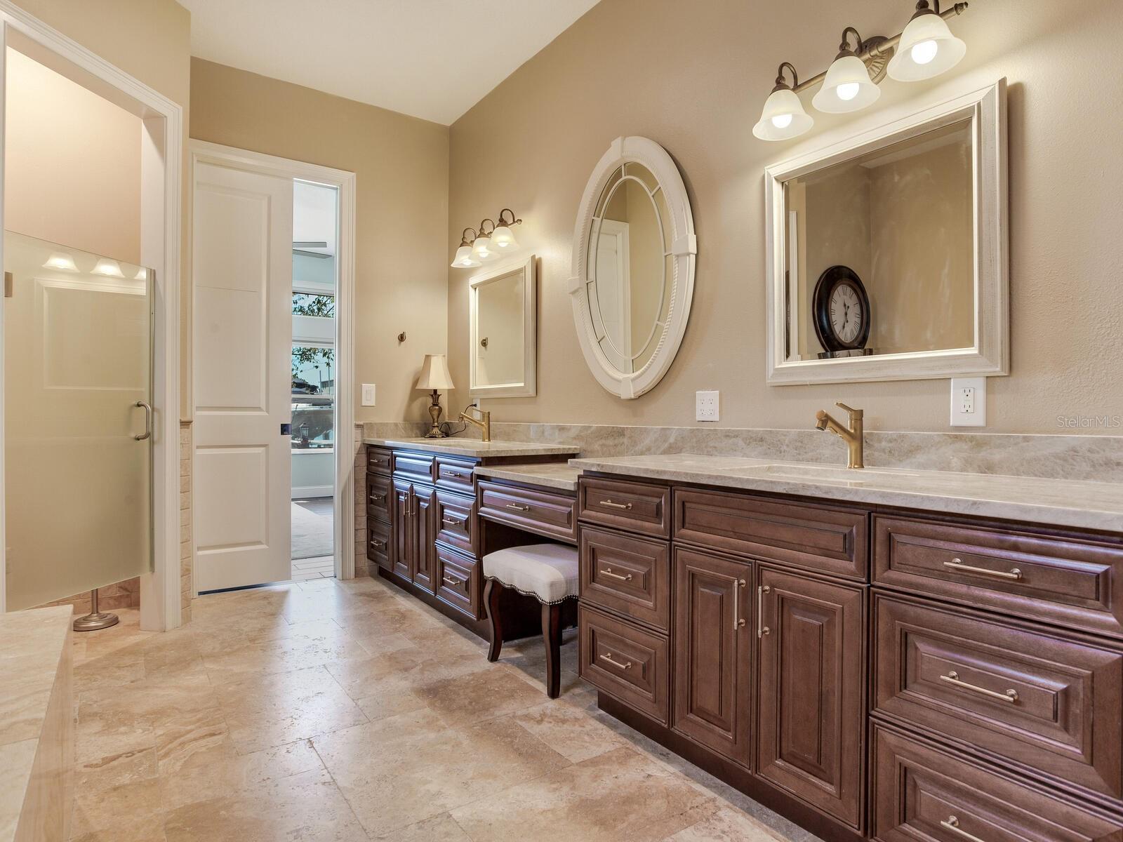 31 N PINE CIR, BELLEAIR, FL, 33756