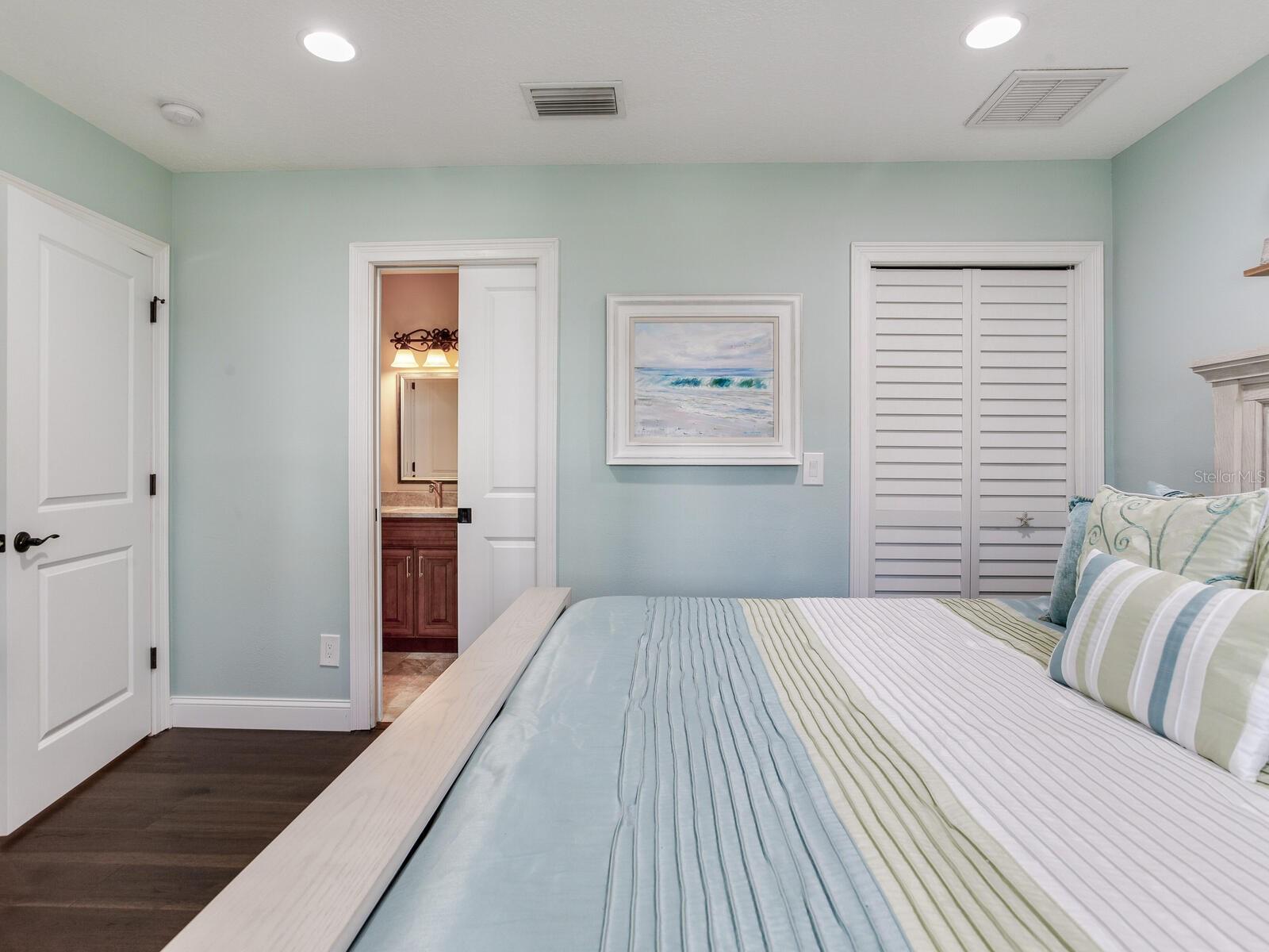 31 N PINE CIR, BELLEAIR, FL, 33756