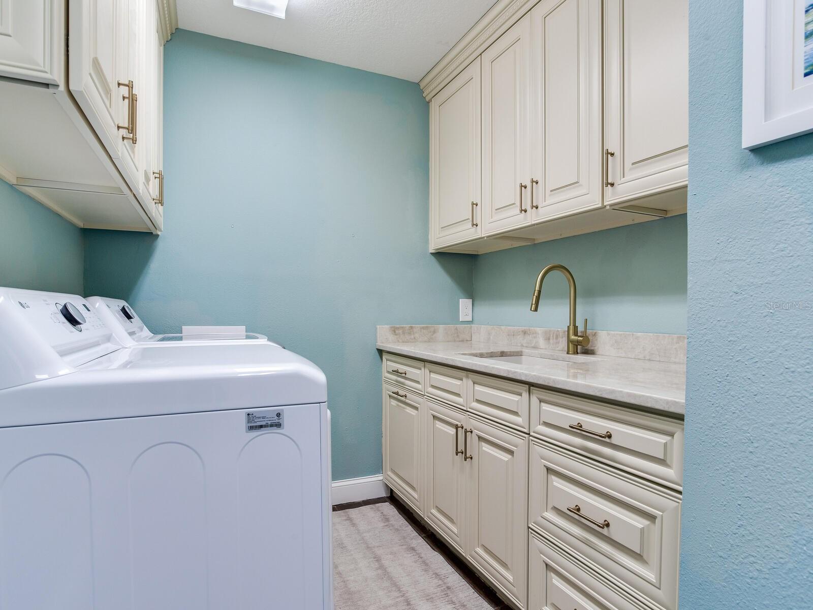31 N PINE CIR, BELLEAIR, FL, 33756