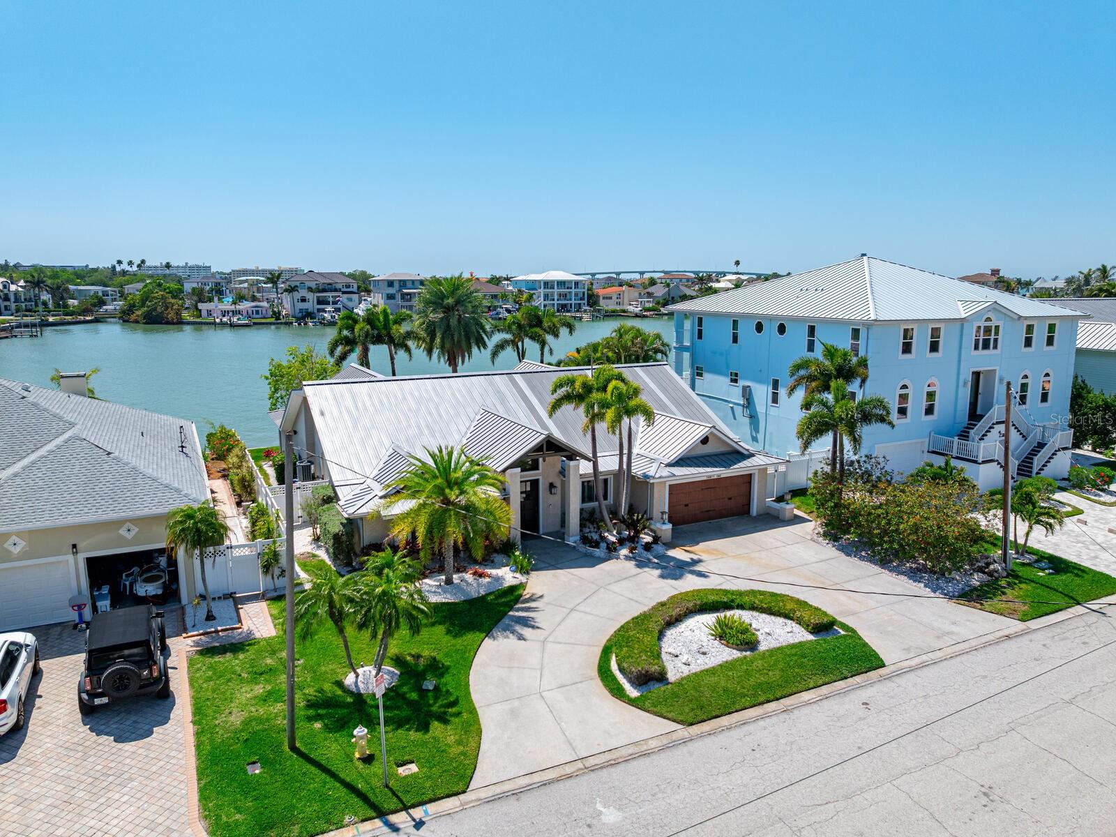 31 N PINE CIR, BELLEAIR, FL, 33756