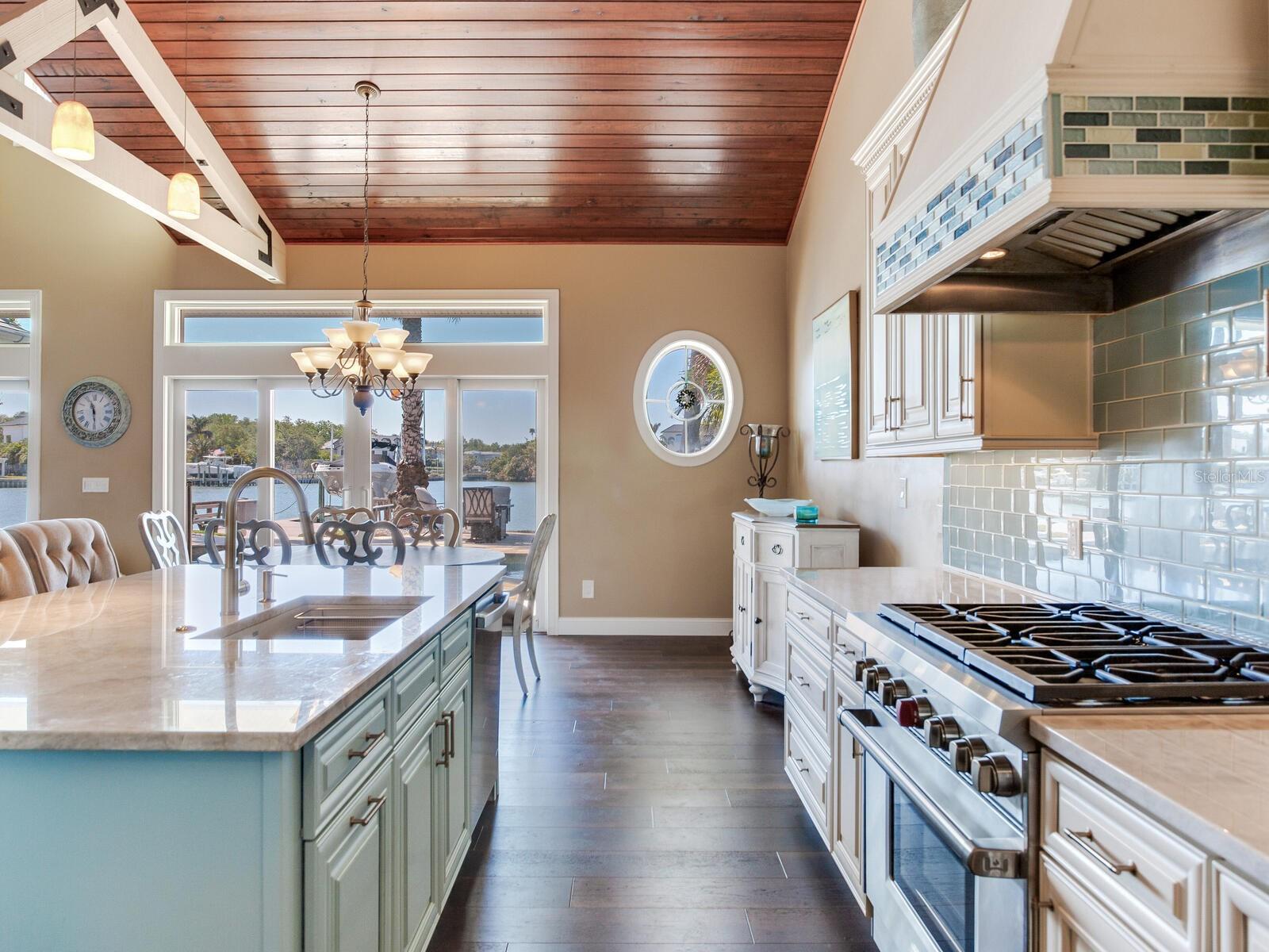 31 N PINE CIR, BELLEAIR, FL, 33756