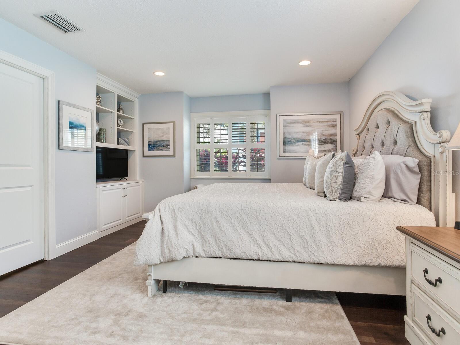 31 N PINE CIR, BELLEAIR, FL, 33756