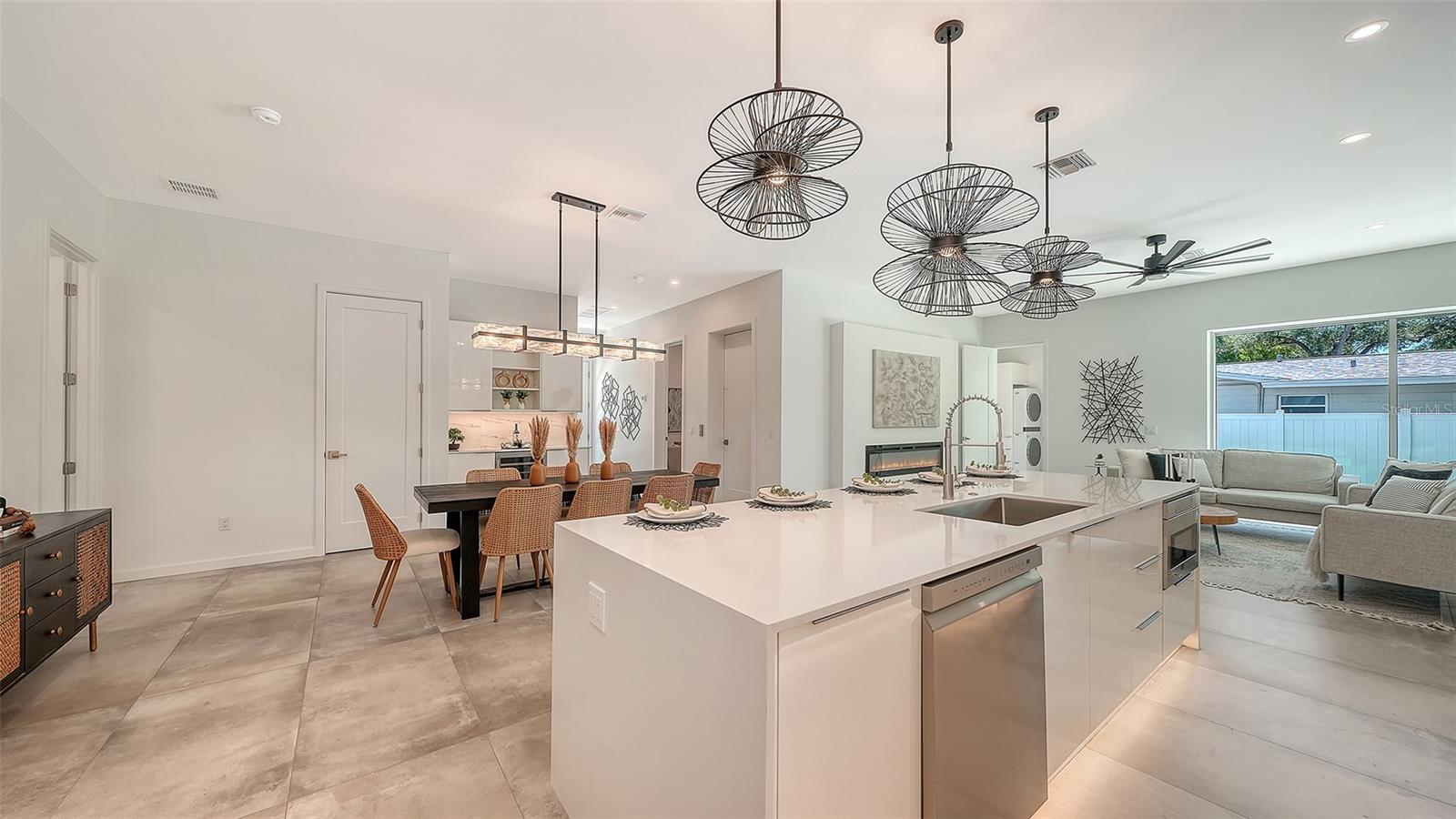 2010 HYDE PARK CIR, SARASOTA, FL, 34239