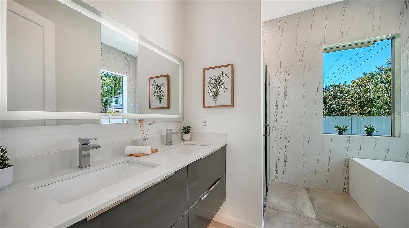 2010 HYDE PARK CIR, SARASOTA, FL, 34239