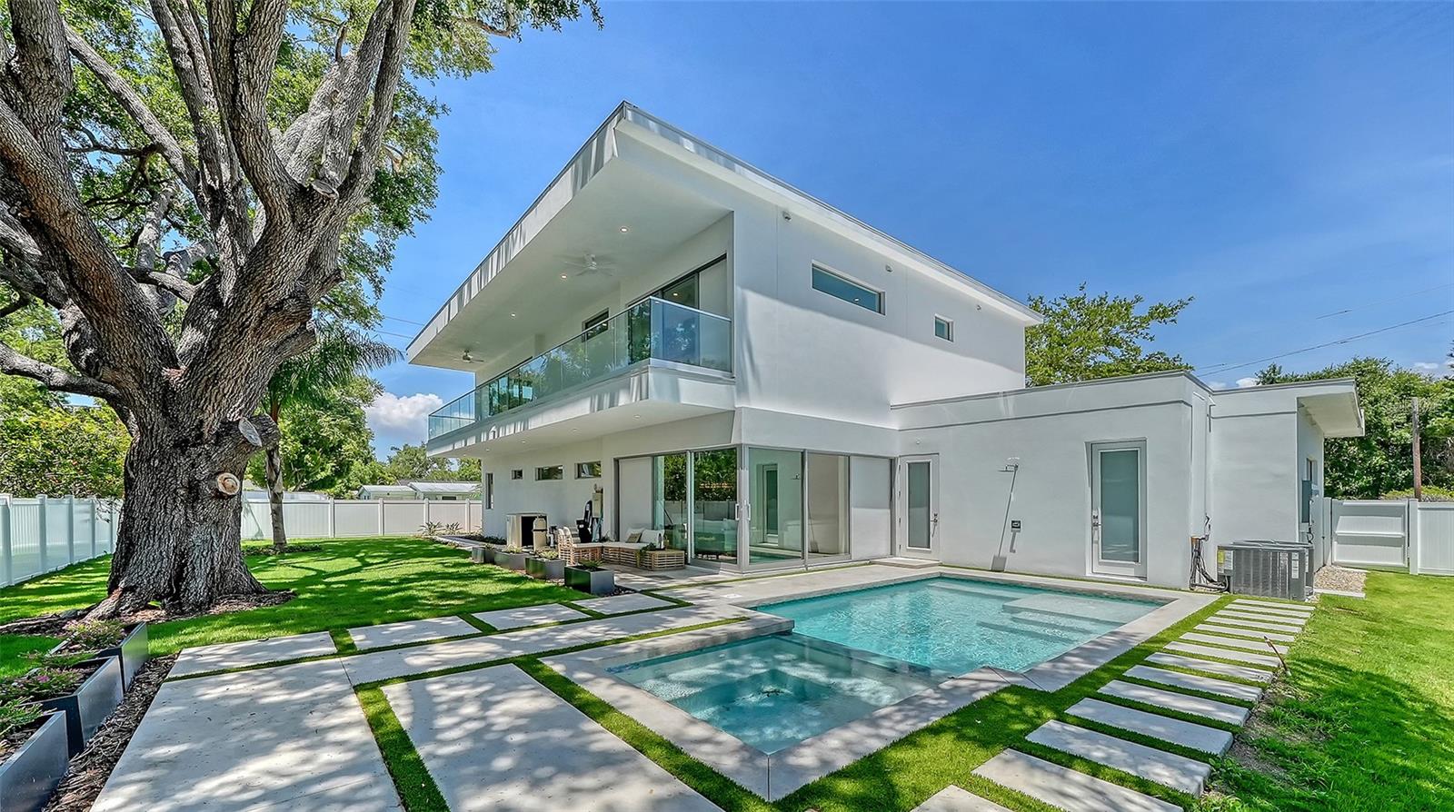 2010 HYDE PARK CIR, SARASOTA, FL, 34239
