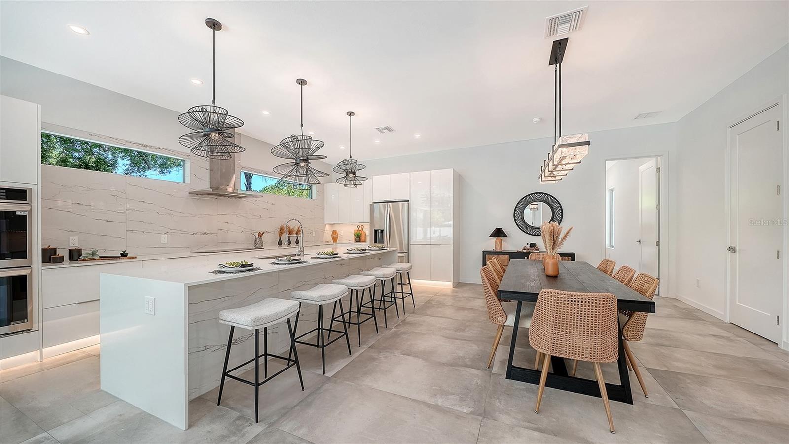 2010 HYDE PARK CIR, SARASOTA, FL, 34239