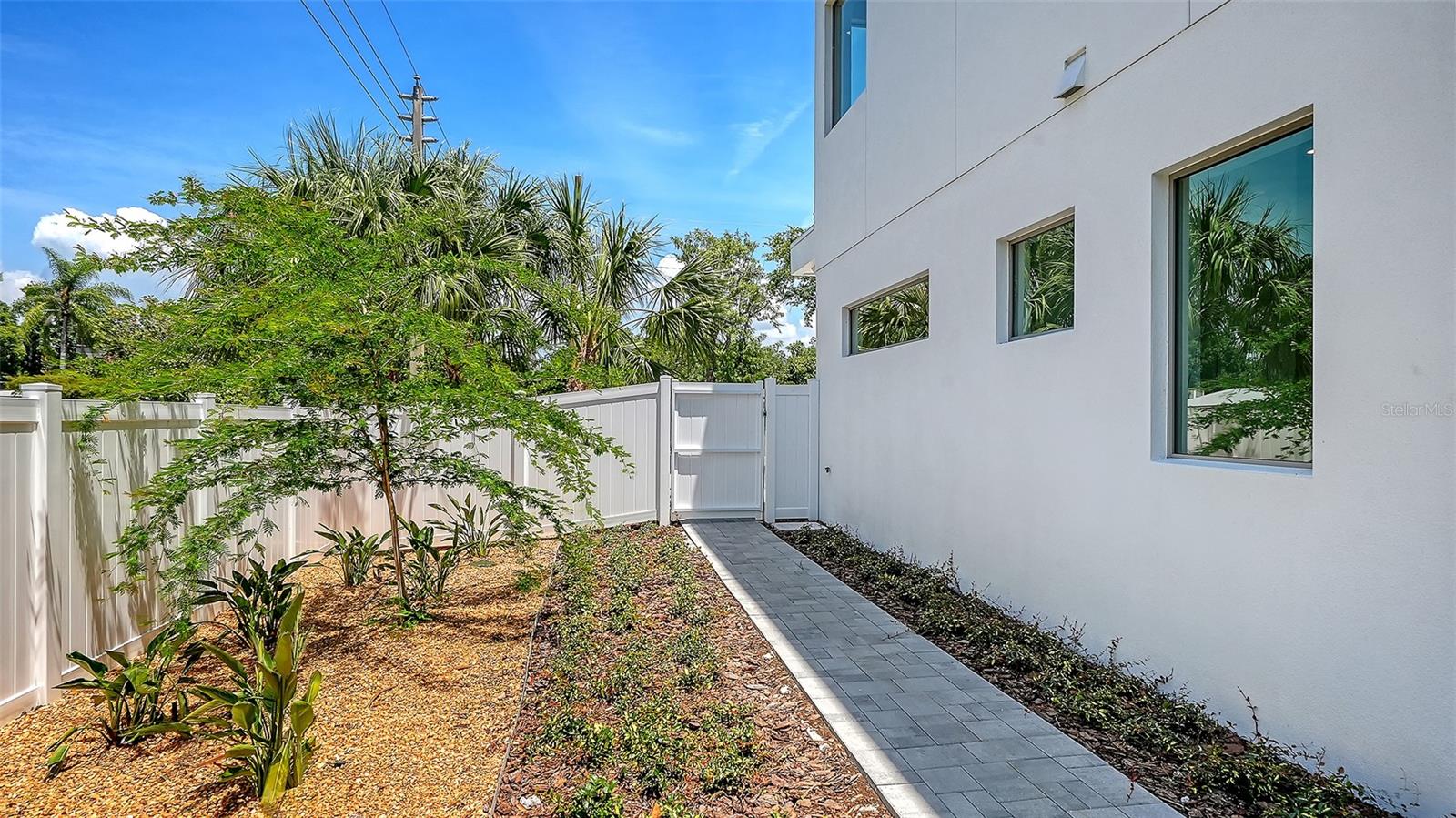 2010 HYDE PARK CIR, SARASOTA, FL, 34239