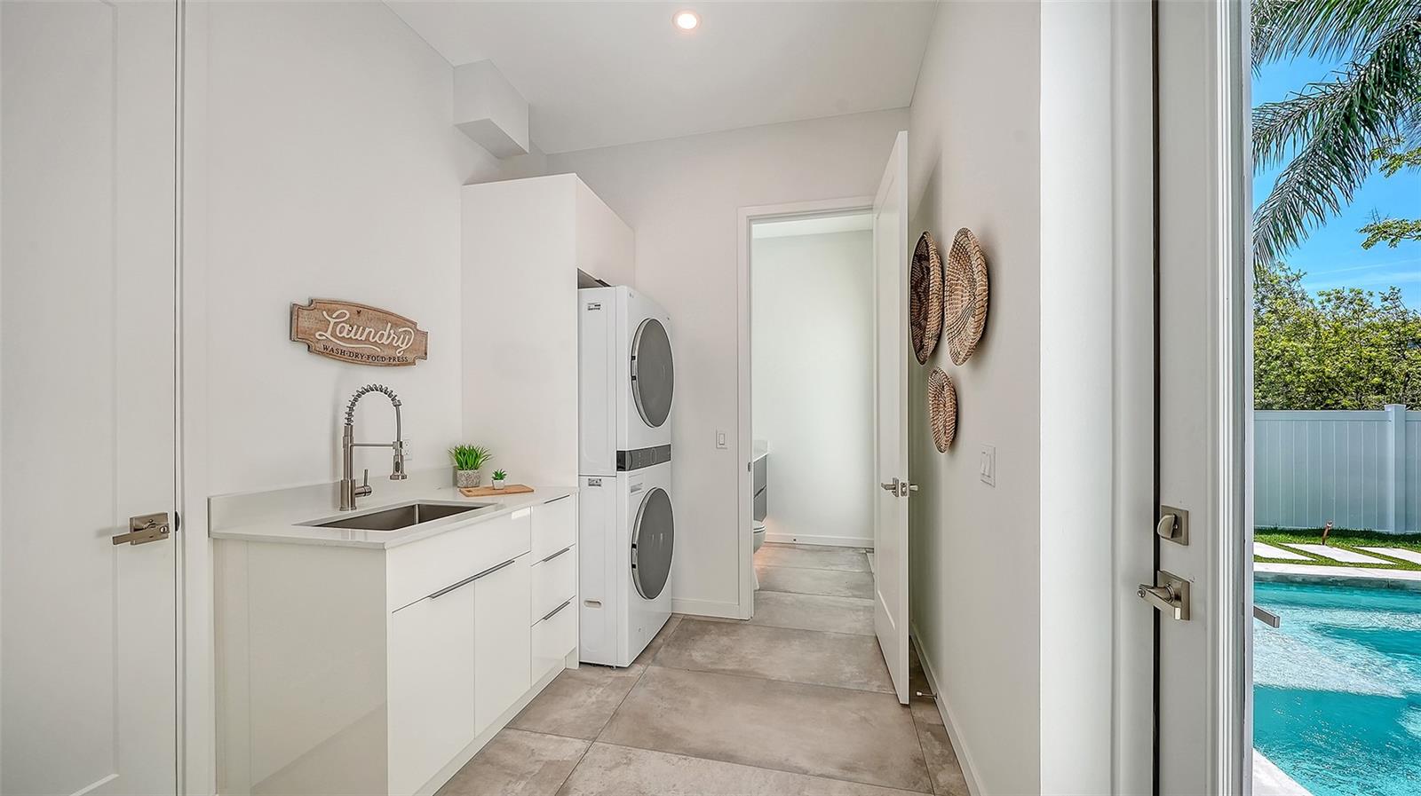 2010 HYDE PARK CIR, SARASOTA, FL, 34239
