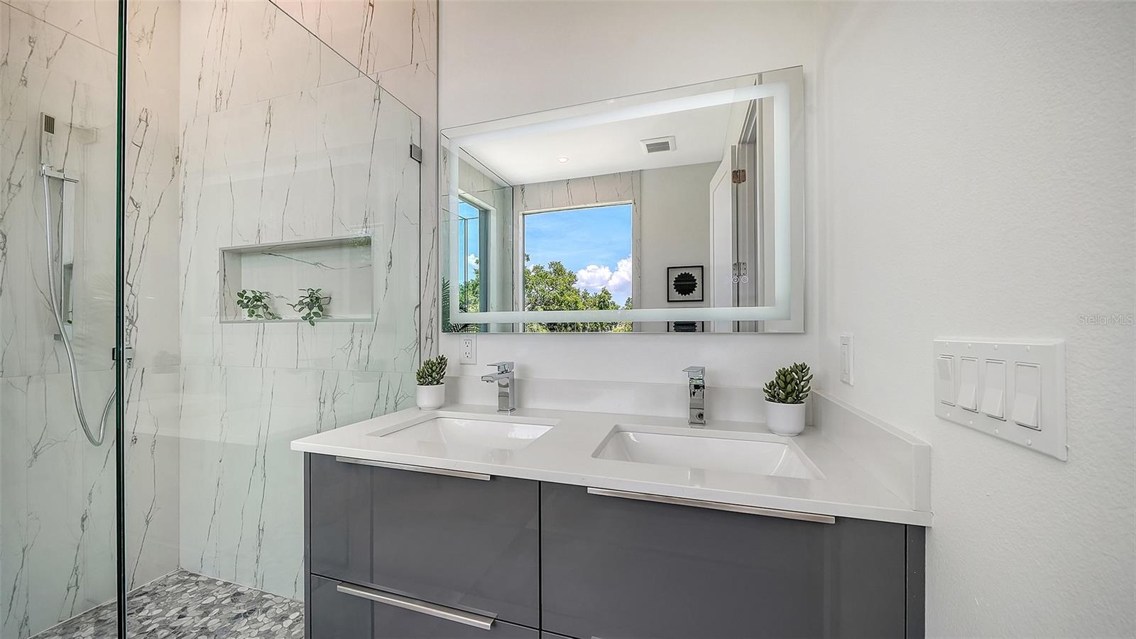 2010 HYDE PARK CIR, SARASOTA, FL, 34239