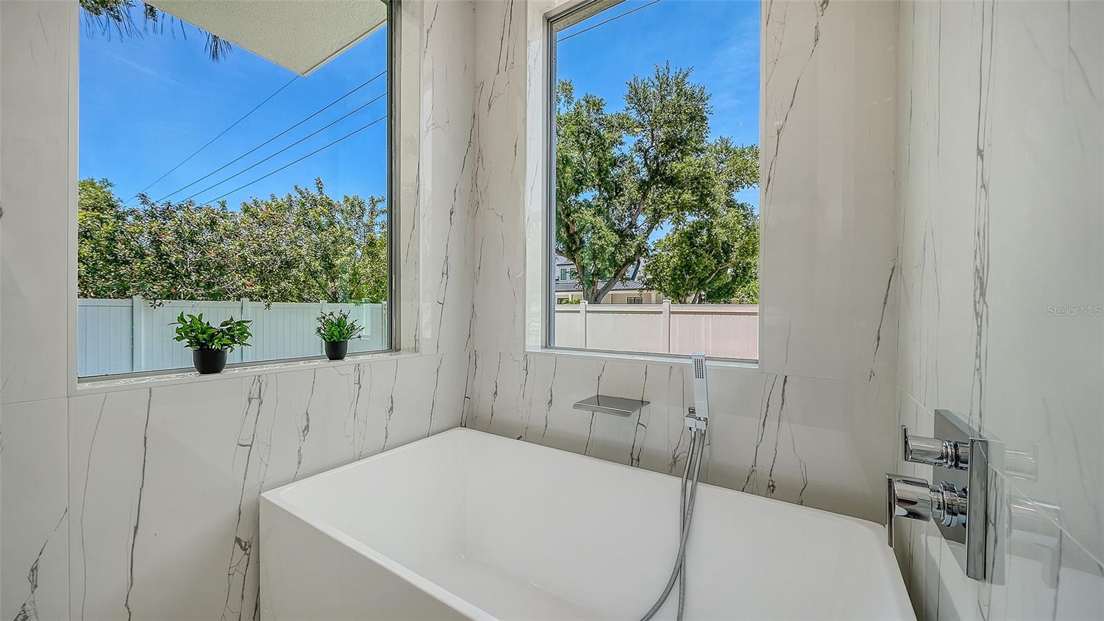 2010 HYDE PARK CIR, SARASOTA, FL, 34239