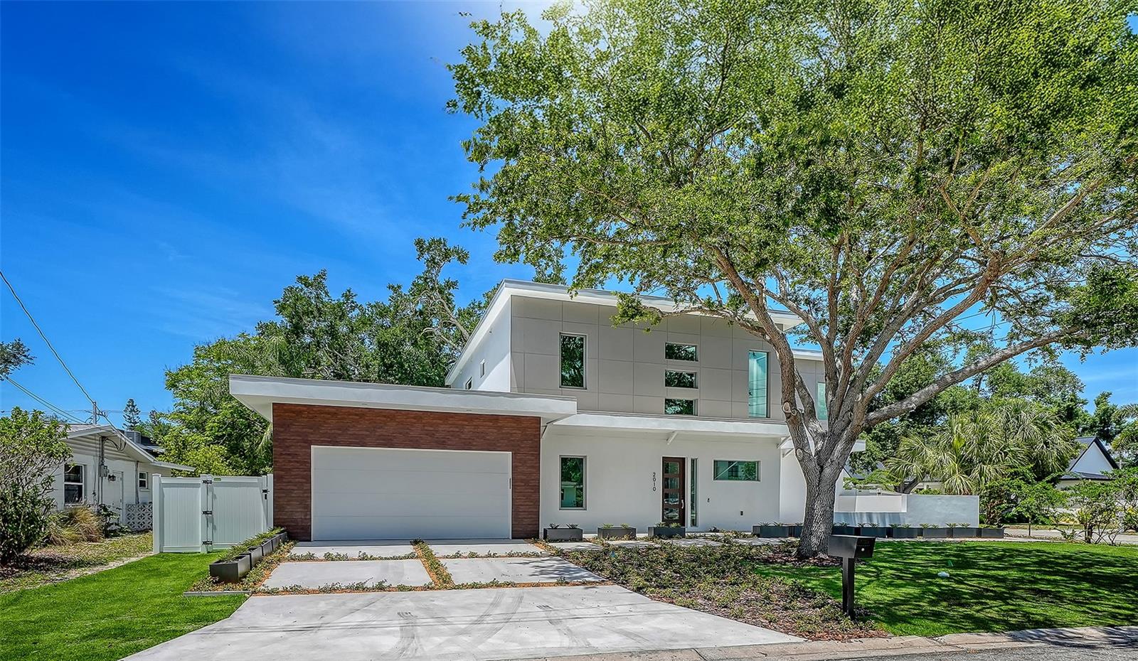 2010 HYDE PARK CIR, SARASOTA, FL, 34239